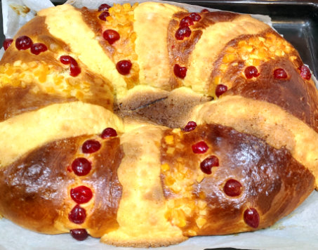 Rosca de Reyes wird traditionell an heilige drei König gegessen. Es eignet sich auch perfekt für einen Brunch, als süßes Mitbringels oder als Kuchenersatz.