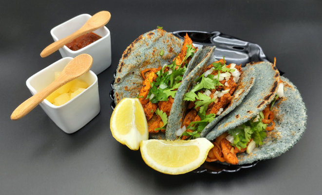 Mexikanisches Streetfood ist auf einem der tausend Grills der Stadt frisch gegrilltes Fleisch mit Salsas in Tortillas.